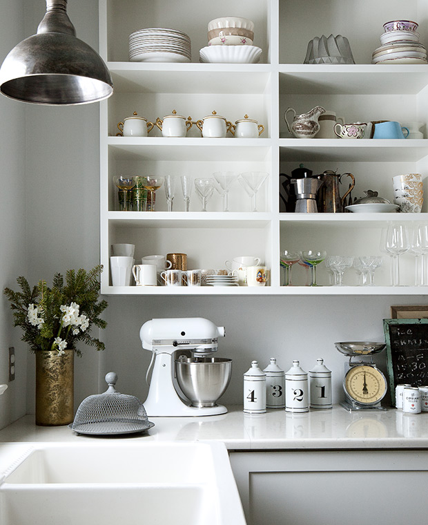 Des étagères pratiques avec crochets  Étagère vaisselle, Cuisines design,  Étagère cuisine