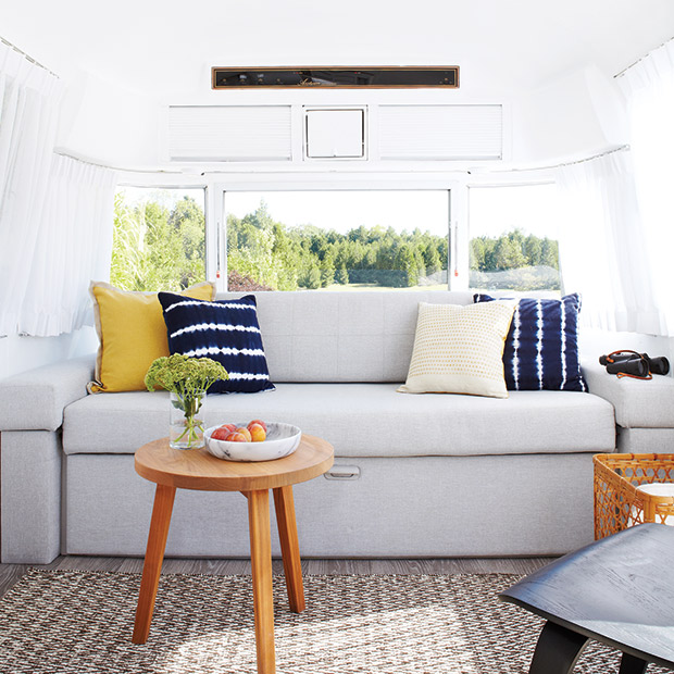 Photos : caravane Airstream transformée et camping stylé (salon)