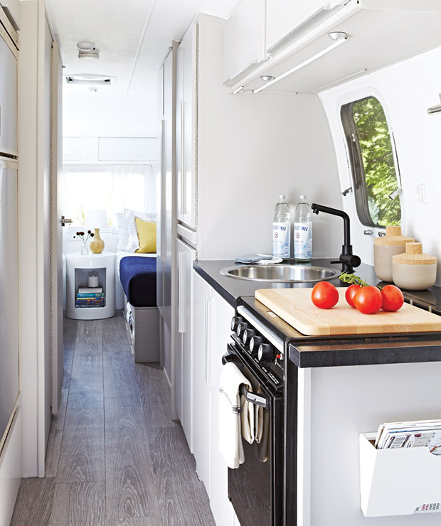 Photos : caravane Airstream transformée et camping stylé (cuisine)