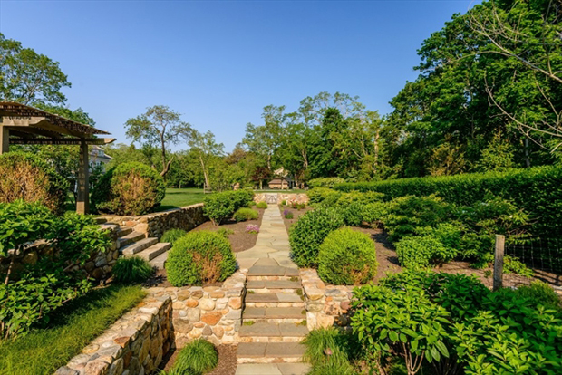 Photos : Richard Gere vend sa maison de 36,5 millions à Matt Lauer (jardins)