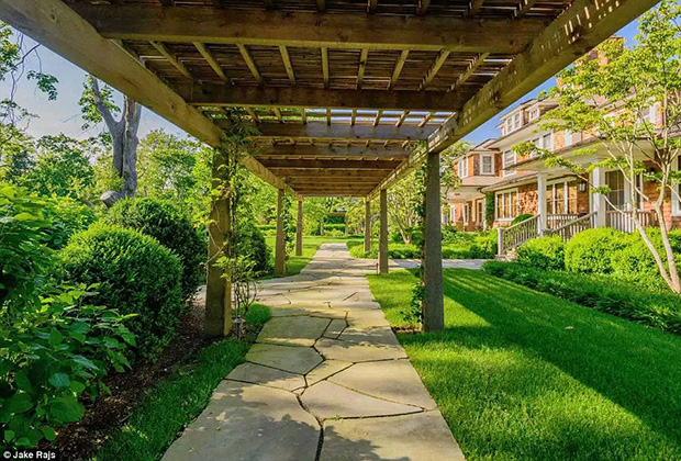 Photos : Richard Gere vend sa maison de 36,5 millions à Matt Lauer (pergola)