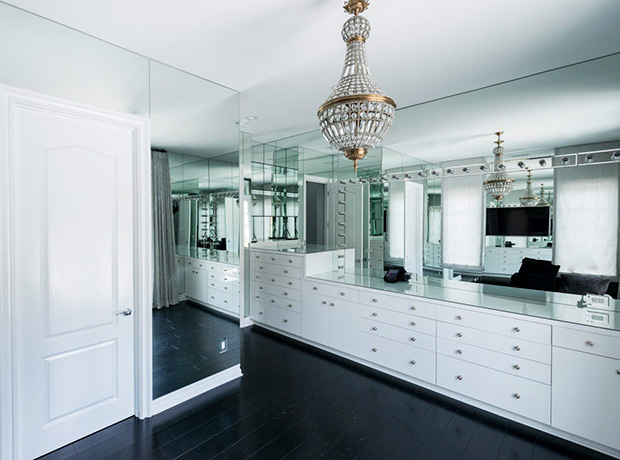 Maison de luxe : Kylie Jenner (salle de bain, meuble-lavabo)