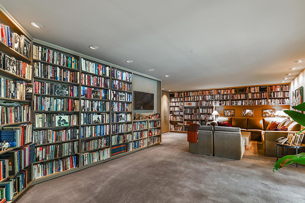 la bibliothèque de la maison d'Adele à Beverly Hills