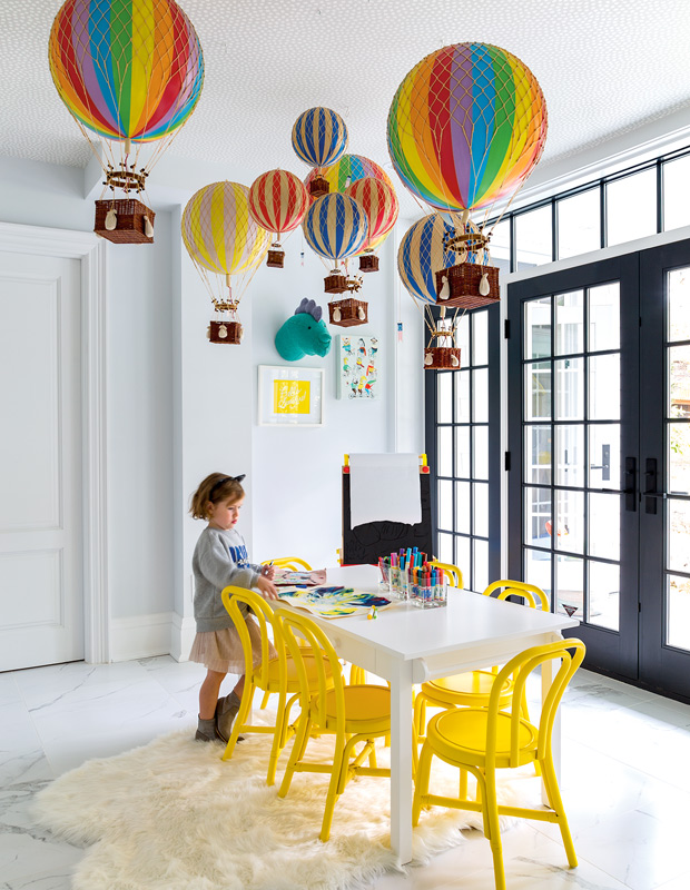 Un espace de jeux pour enfants avec des chaises jaunes. Tendances design Pinterest.