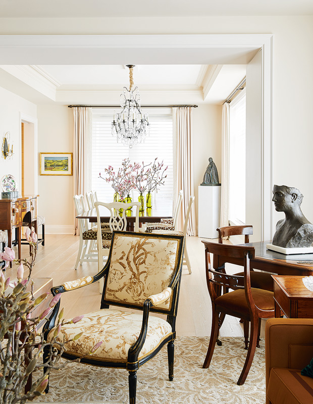 Un salon rempli d'antiquités françaises conçues par Colette van den Thillarte. Tendances design Pinterest.