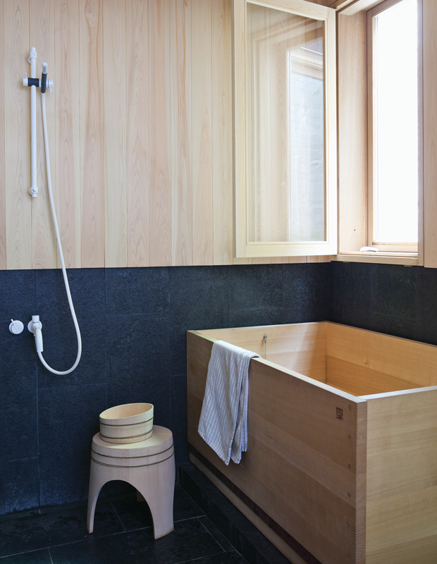 Une salle de bain avec baignoire japonaise. Tendances design Pinterest.