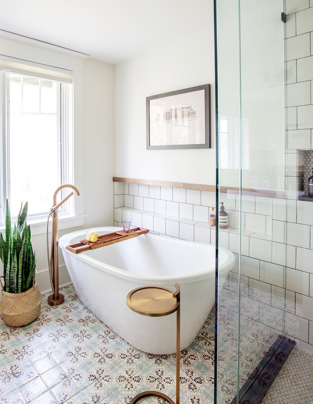 Une salle de bain de style espagnol avec carrelage à motifs. Tendances design Pinterest.