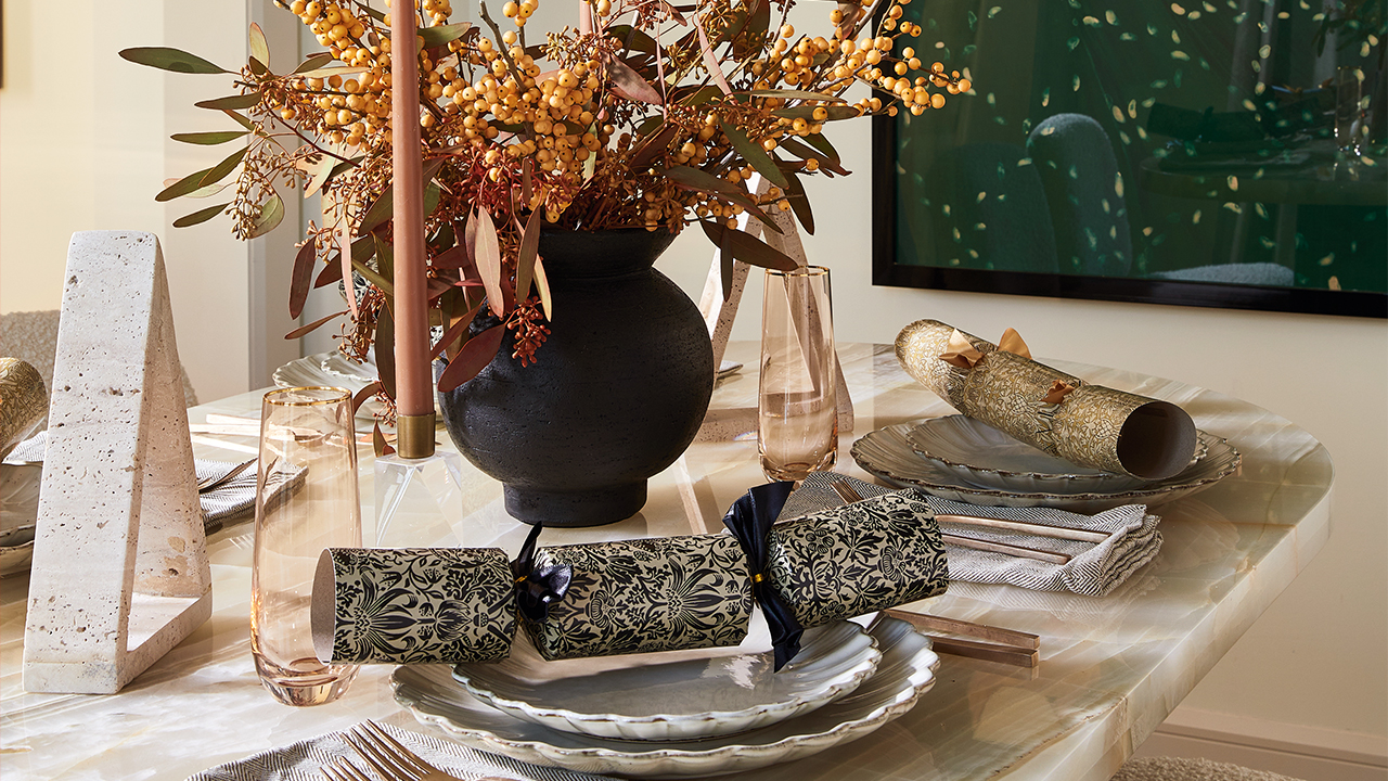 Maison \u0026 Demeure - Idées de décoration de salles à manger pour les fêtes :  des tablées dignes d'un grand festin - Maison \u0026 Demeure, image size:1280x720